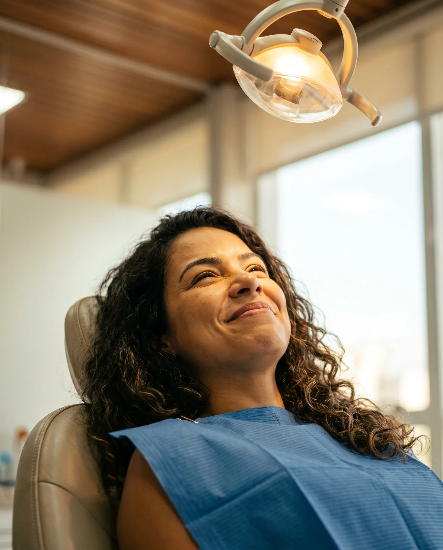Paciente sorrindo após tratamento estético dental
